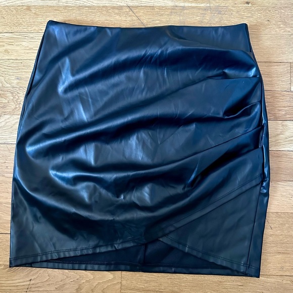 Black Ruched‎ Asymmetrical Mini Skirt - Picture 1 of 5